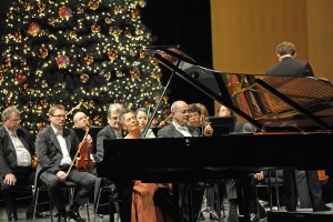 Die Pianistin Maria Joao Pires und das London Symphony Orchestra (ML Daniel Harding) während eines Konzertes Im Festspielhaus Baden-Baden am 13.12.2015