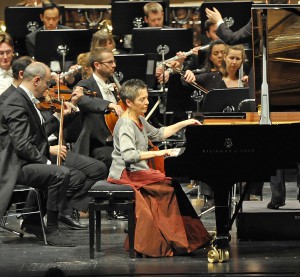 Die Pianistin Maria Joao Pires und das London Symphony Orchestra (ML Daniel Harding) während eines Konzertes Im Festspielhaus Baden-Baden am 13.12.2015