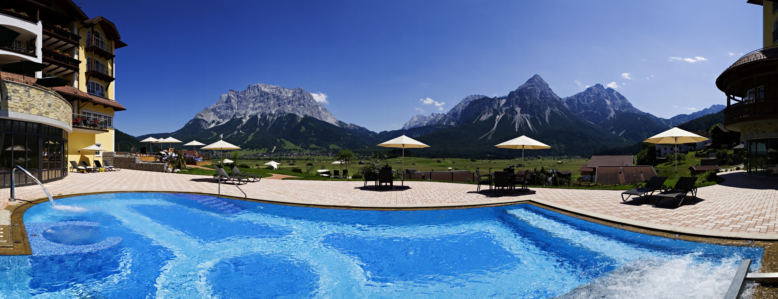 4-Hotel-Post-Pool-mit-Zugspitze-und-SonnenspitzeII