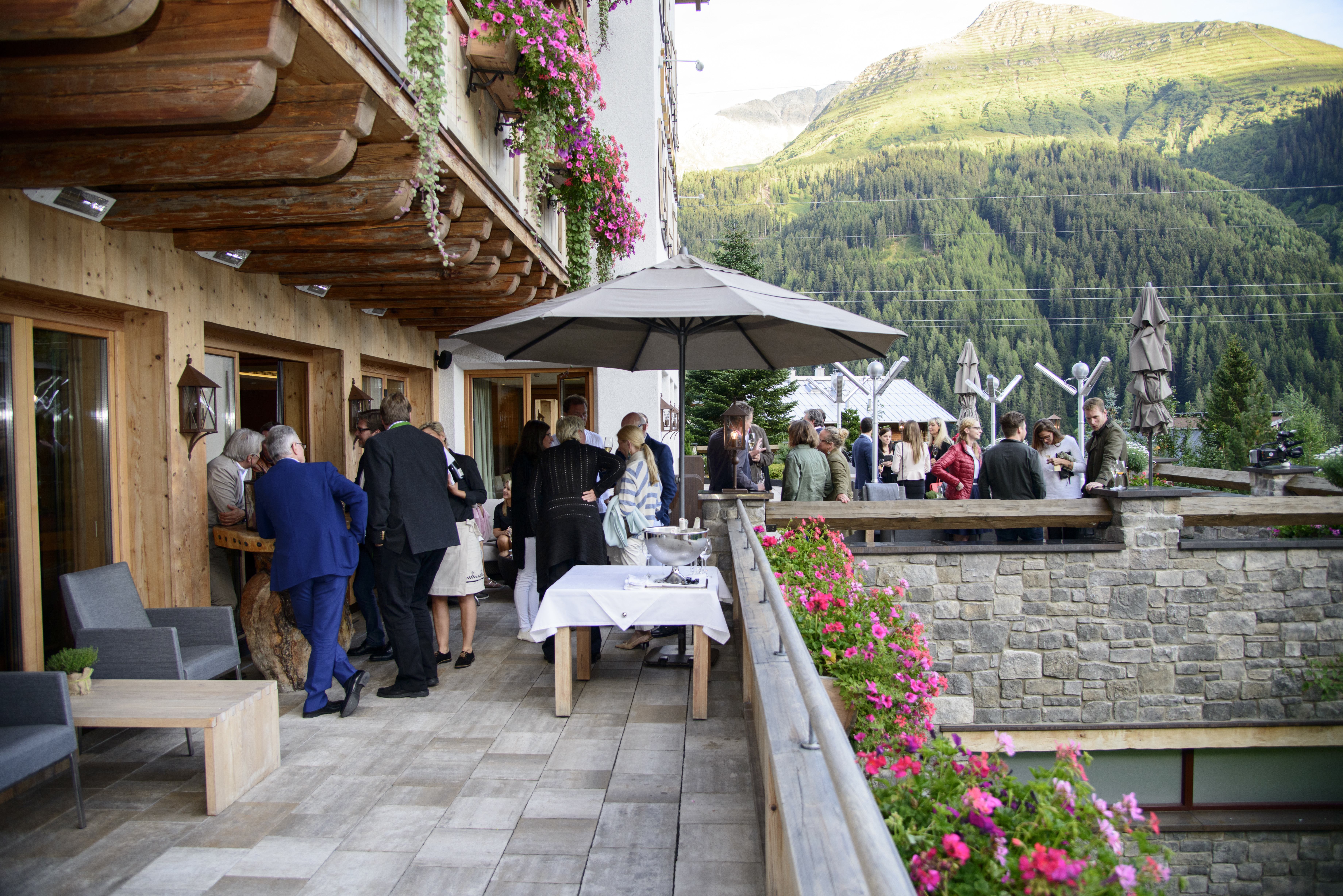 Gruppe vor Tannenhof