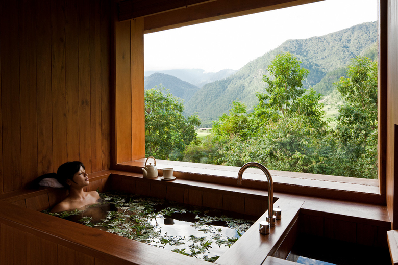 uma-punakha-wellness-como-shambhala-hot-stone-bath